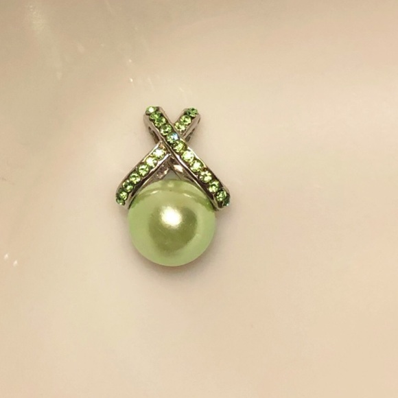 🔥4/$20 Green faux pearl and crystal rhinestone pendant - Picture 2 of 2